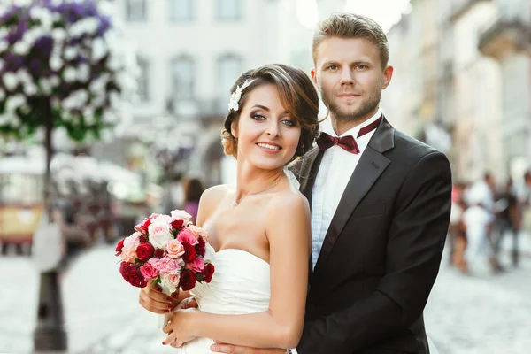 Nevěsta a ženich s růží — Stock fotografie