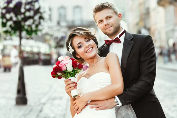 Noiva e noivo segurando buquê — Fotografia de Stock