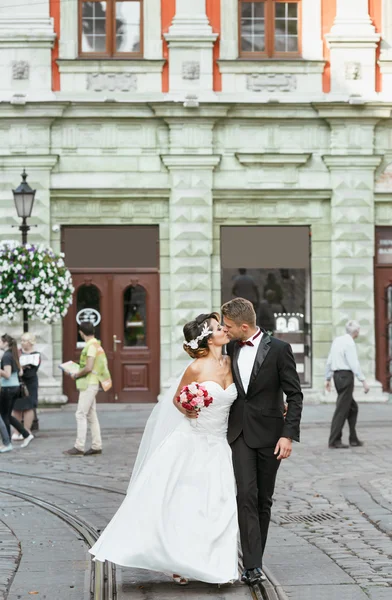 Наречена і наречений цілуються — стокове фото