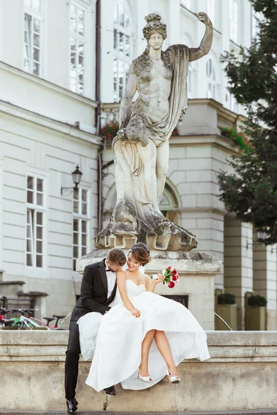 Одружена пара сидить біля пам'ятника — стокове фото