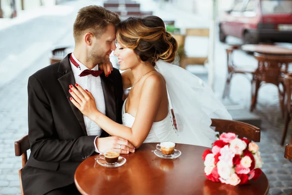 Bruid en bruidegom zitten in Cafe — Stockfoto