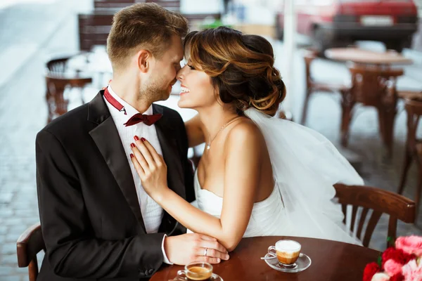 Bruid en bruidegom zitten in Cafe — Stockfoto