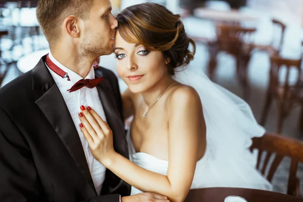 Bella coppia sposata seduta nel caffè — Foto Stock