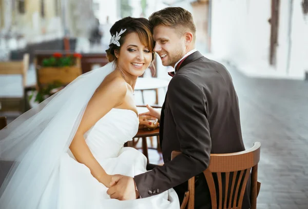 Nevěsta a ženich sedí na židlích — Stock fotografie