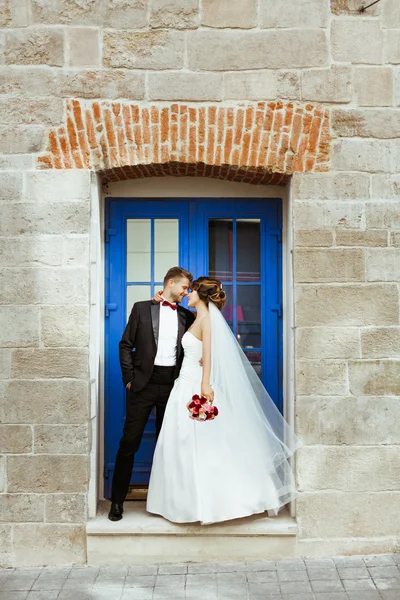 Vdává stojící poblíž modré dveře — Stock fotografie