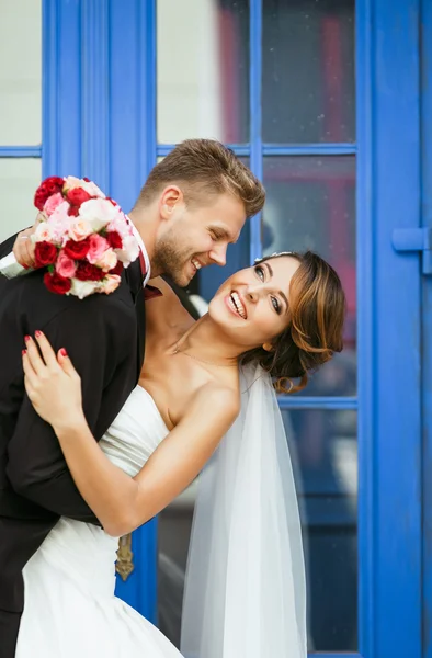 Vdává, všeobjímající modrých dveří — Stock fotografie