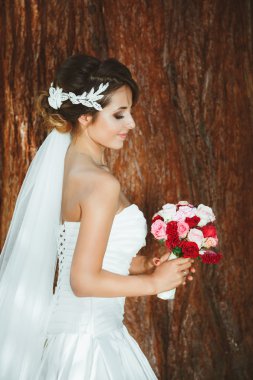 Kapalı gözler çam ormanı içinde ayakta gelinle 