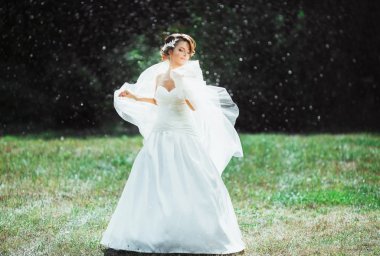 Yağmur altında duran güzel gelin