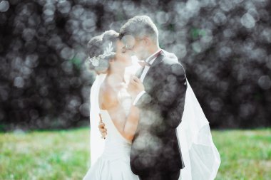 Damat ve gelin ağır yağmur altında