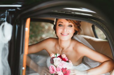 Güzel gelin düğün arabada oturan