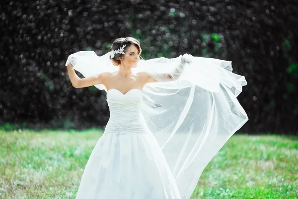 Bride under rain — Stock Photo, Image