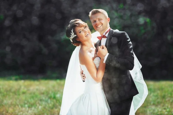 Sposa e sposo sorridenti sotto la pioggia — Foto Stock