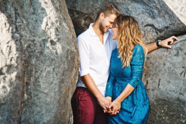 Seven çift kayalar arasında