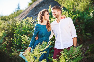 Ağaçlar ve eğrelti otu arasında sevimli çift