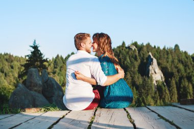 Sevgili oturma ve kucaklayan 