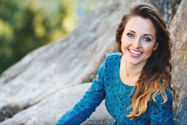 Güzel gülümseyen kız