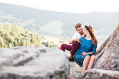 Kayanın üstünde sevimli çift