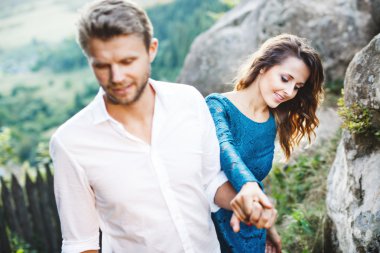 Kayalar arasında adam lider kız