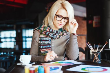 Kafede oturan ve çizim kız