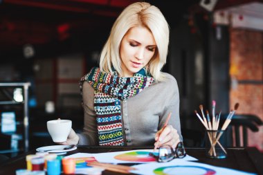 Fincan kahve ve çizim ile kafede oturan kız