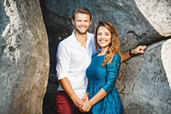 Bom casal olhando para a câmera e sorrindo — Fotografia de Stock