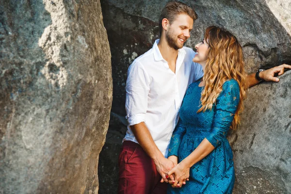 Belo casal olhando um para o outro — Fotografia de Stock