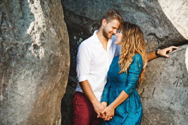 Schattig paar kijken naar elkaar en glimlachend — Stockfoto