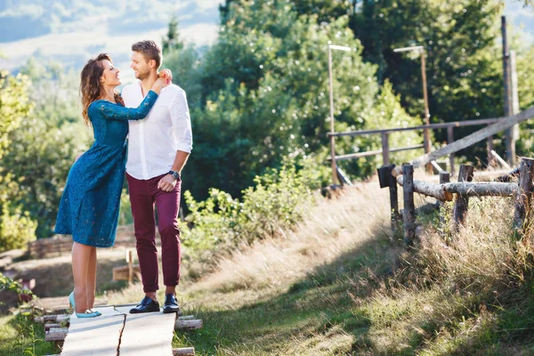 Omfamnar par på landsbygden — Stockfoto