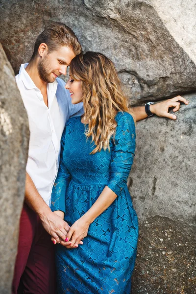 Casal segurando as mãos um do outro com os olhos fechados — Fotografia de Stock