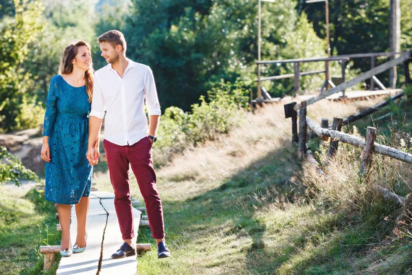 Couple marchant à la campagne — Photo