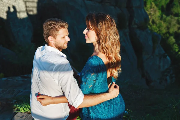 Sentado casal perto de pedras — Fotografia de Stock