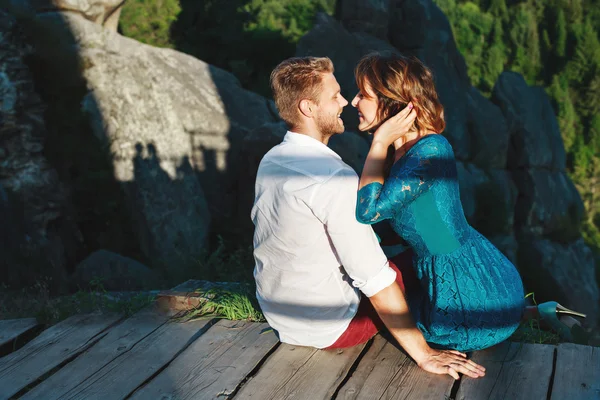 Bom casal sentado no caminho de madeira — Fotografia de Stock