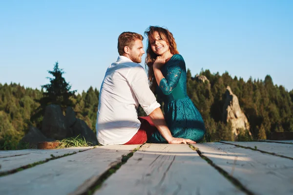 Casal sentado no caminho de madeira — Fotografia de Stock