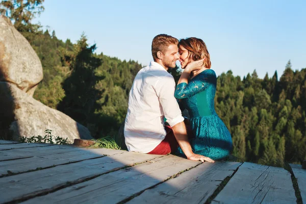Verliefde paar zittend op houten pad — Stockfoto