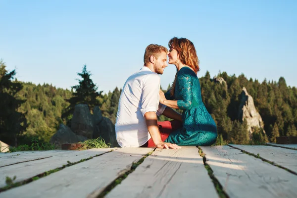 Meisje aanraken van het voorhoofd van haar vriendje — Stockfoto