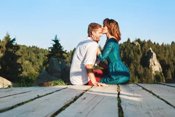 Menina beijar a testa de seu namorado — Fotografia de Stock