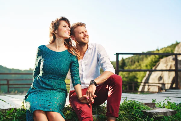 Pareja sentada y mirando hacia el exterior — Foto de Stock