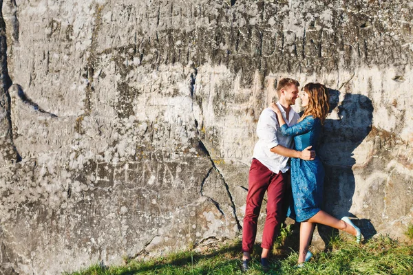 Joyeux couple près du mur de pierre — Photo