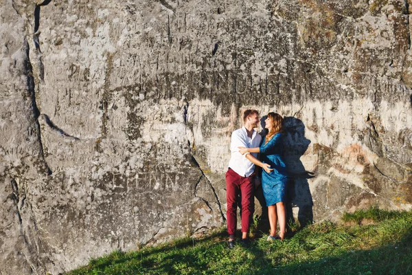 Abraçando casal perto de parede de pedra — Fotografia de Stock