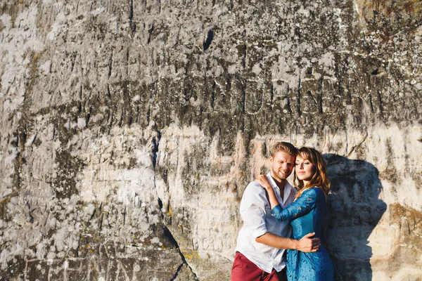 Couple près mur de pierre — Photo