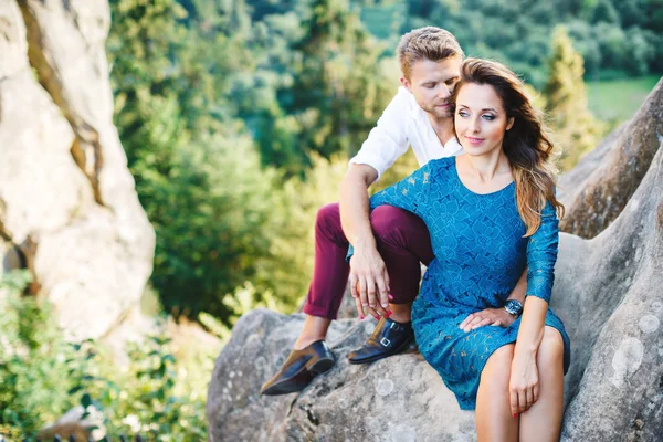 Bonita pareja en roca alta —  Fotos de Stock