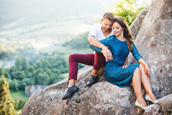 Paar op High Rock — Stockfoto