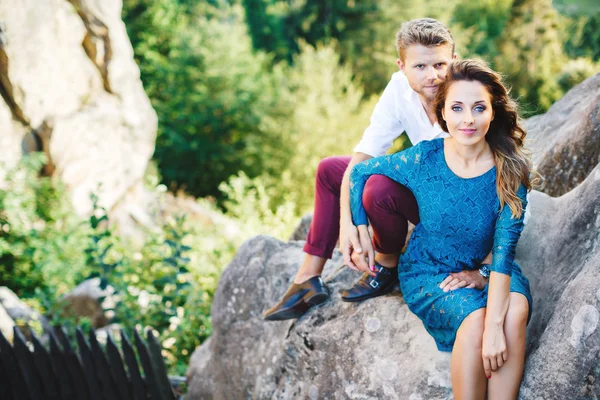 Casal bonito na rocha alta — Fotografia de Stock