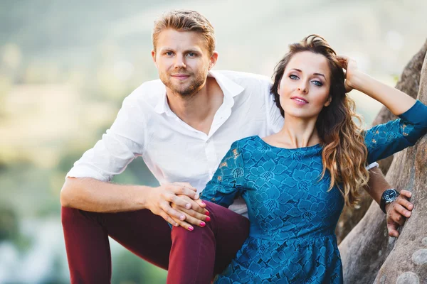 Sevgi dolu çift kayanın üzerinde dinlenme