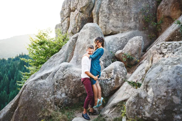 Man holding his girlfriend — Stock Photo, Image