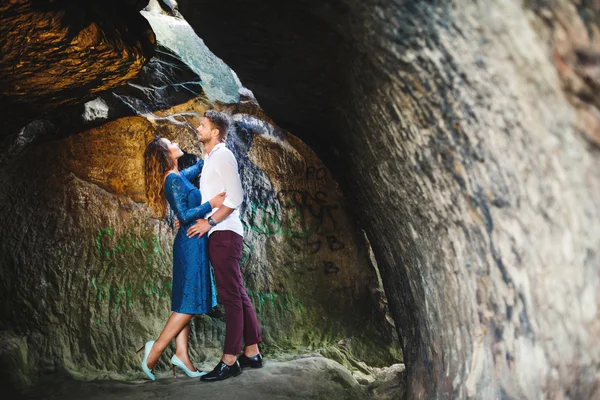 Casal perto da caverna — Fotografia de Stock