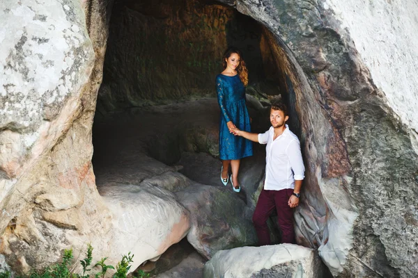Casal saindo da caverna — Fotografia de Stock