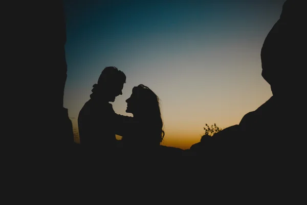 Abrazando pareja en el crepúsculo —  Fotos de Stock