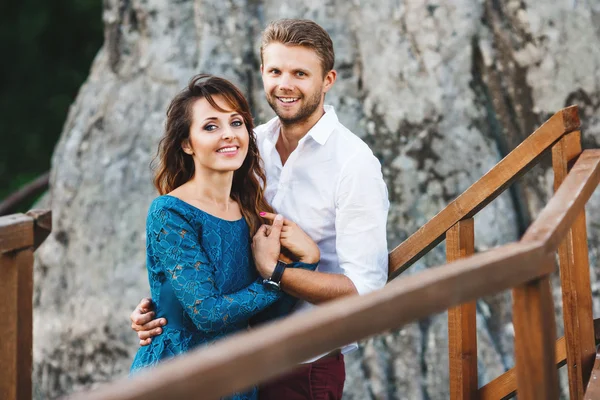 Embracing par på träbro — Stockfoto