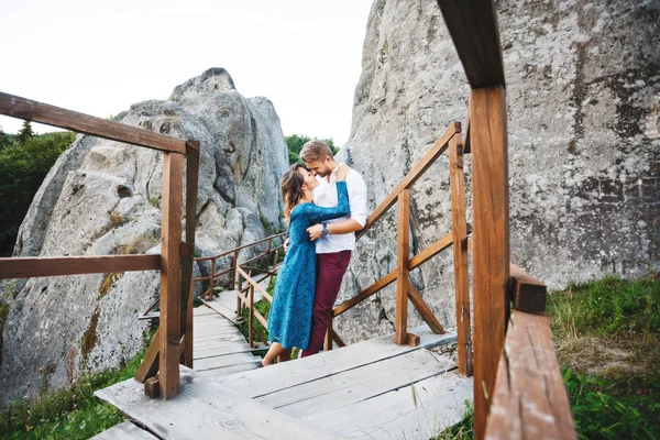 Abraçando casal na ponte de madeira — Fotografia de Stock